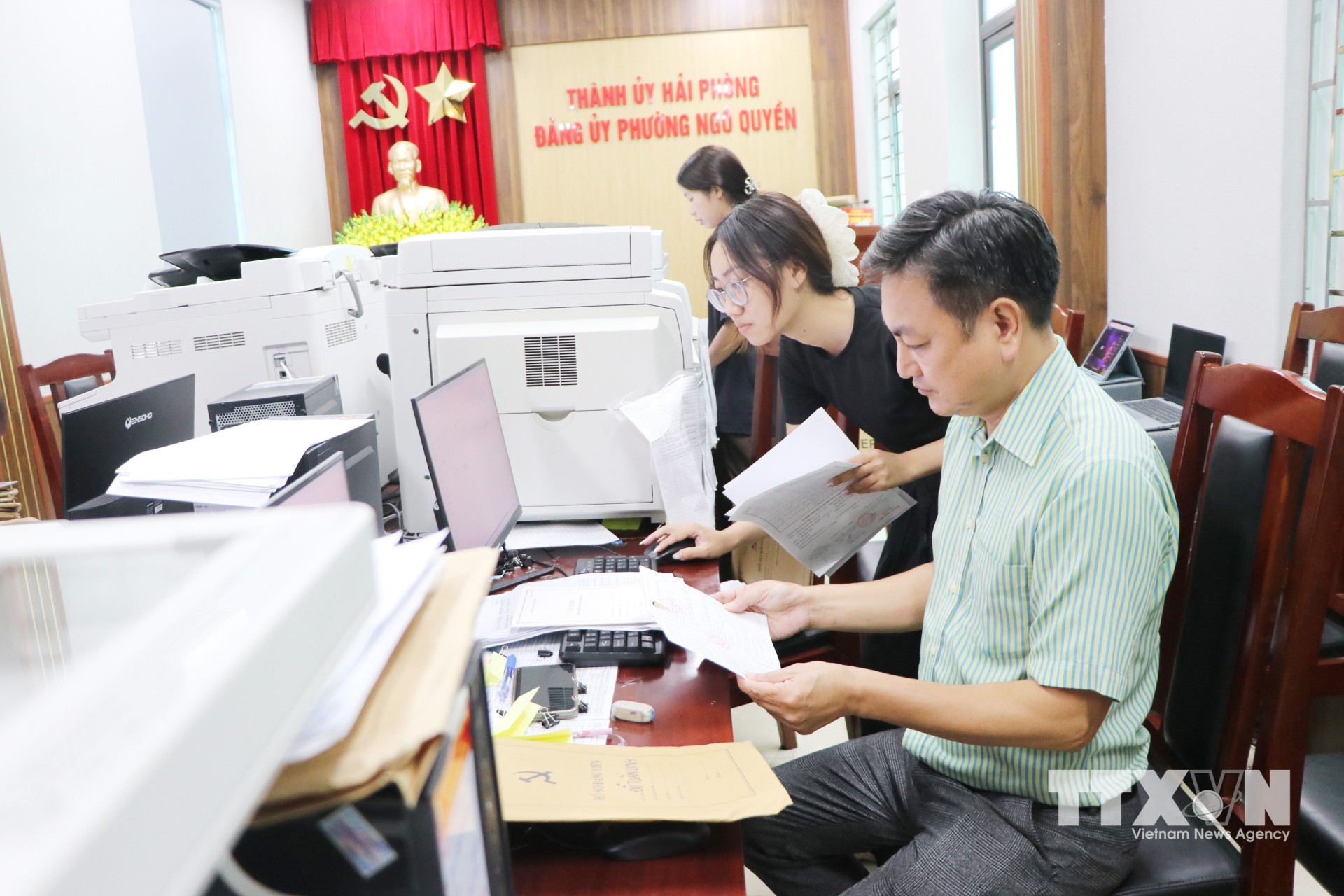 Quá trình số hóa đặt ra yêu cầu cao về việc bảo mật thông tin, an toàn mạng và sự chuẩn hóa trong quy trình nghiệp vụ của đội ngũ làm công tác tổ chức xây dựng Đảng. (Ảnh: Mạnh Tú/TTXVN)